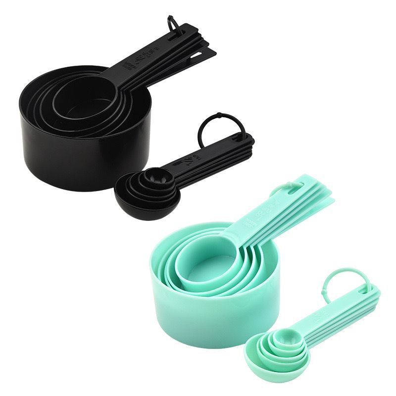 Kitchen Gadgets Under $10 - Zestaw plastikowych kubków i łyżek do